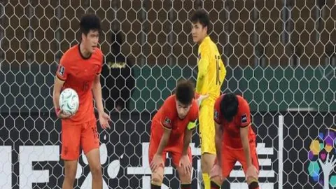 健身达人假扮新手引拍，一秒举起杠铃，观众反应如何？